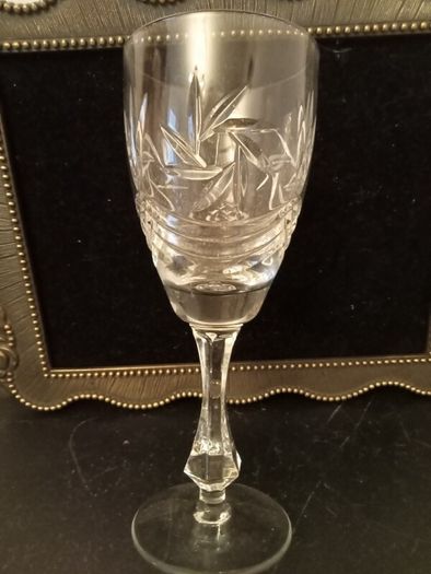 Superb set of 6 wine glasses High quality 24%lead crystal, similar to Waterford