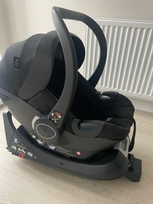 Egg 2 car seat and isofix base