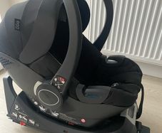 Egg 2 car seat and isofix base