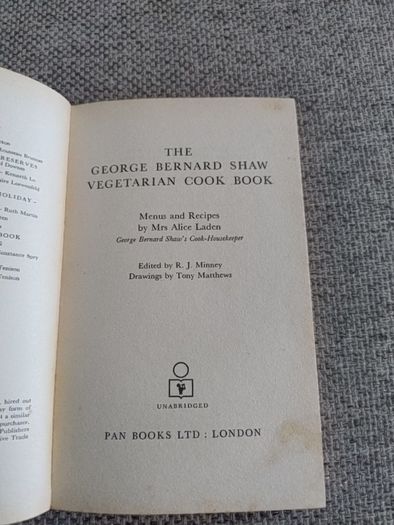 The George Bernard Shaw Vegetarian Cook Book 1974 in good used condition FREE STANDARD POSTAGE INCLUDED