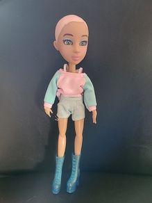 Yulu Snapstar Lola Poseable Fashion Doll