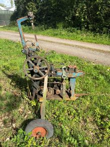 Vintage mechanical power hacksaw
