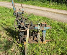 Vintage mechanical power hacksaw