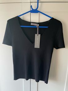 Mint Velvet ribbed black fitted v neck tee size 10