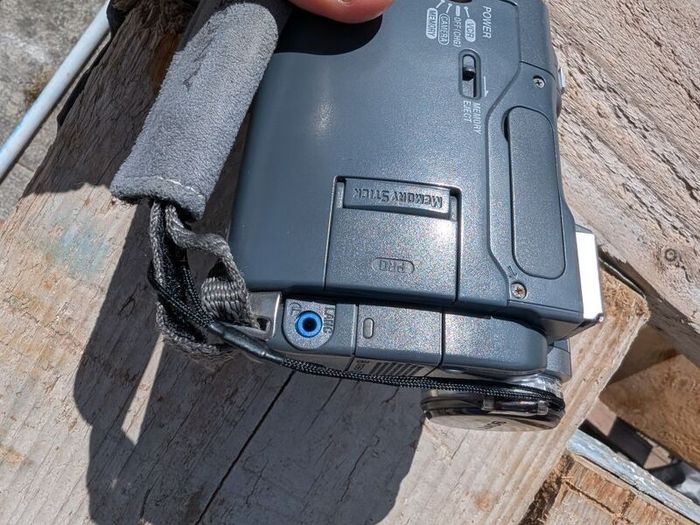 Sony DCR-TRV33 MiniDV digital camcorder with Carl Zeiss Vario-Sonnar lens