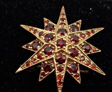 Vintage 9ct yellow gold garnet brooch