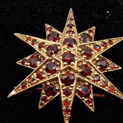 Vintage 9ct yellow gold garnet brooch
