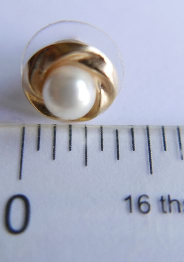 Vintage Solid 9ct Yellow Gold 375 Pearl Earrings.  08g.