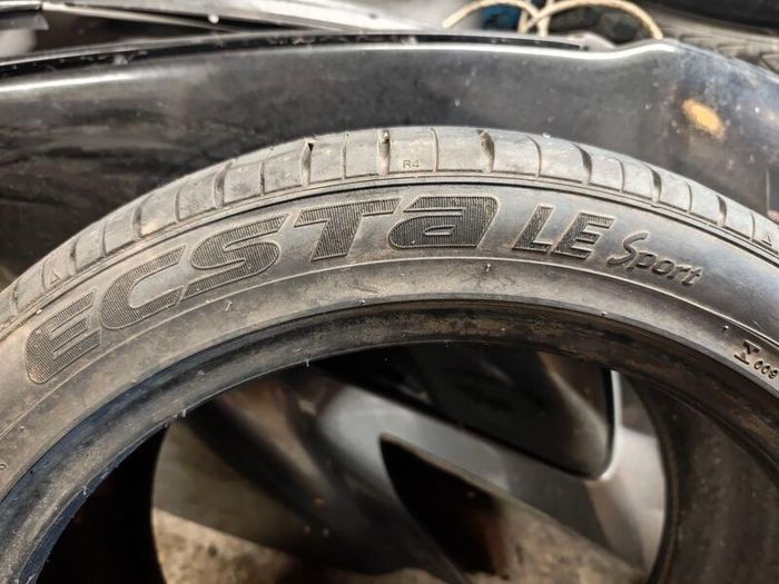 255-40-zr18 2x tyres