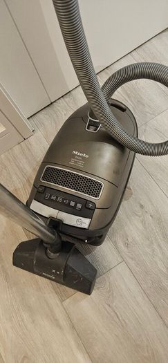 I repair a Miele vacuum cleaner.