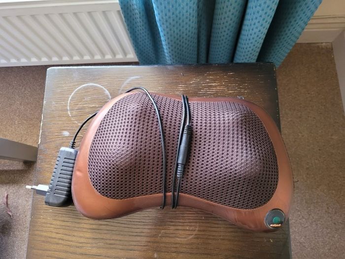 Electric neck/shoulders massager