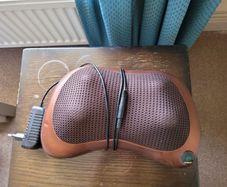Electric neck/shoulders massager