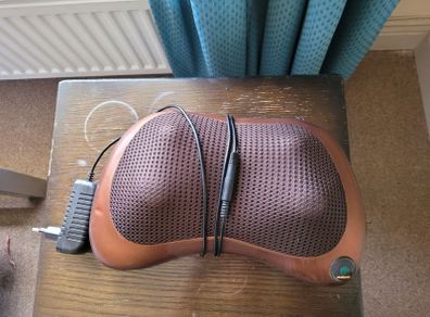 Electric neck/shoulders massager