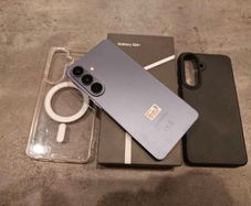 Samsung Galaxy S26+ 256gb Factory Unlocked, as new, boxed and 2 cases