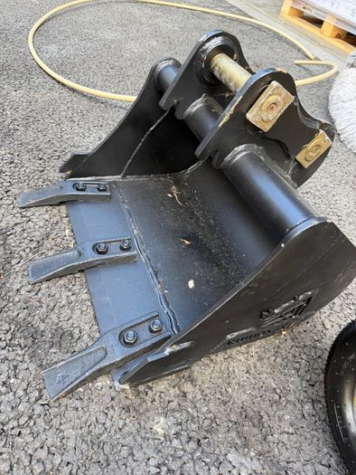 18" / 450mm Digging Bucket 30mm pins