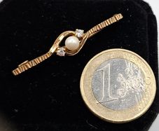 9ct yellow gold brooch