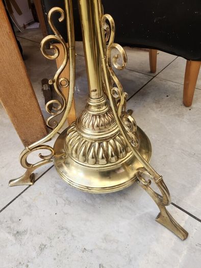 Fantastic victorian brass oil lamp . extends to 2m.