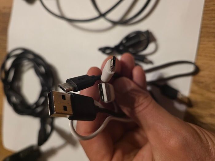 Cables: iec C7, USB C, Micro USB, P2