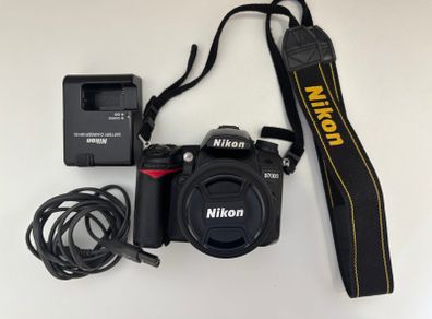 Nikon D7000 DSLR + Nikon 35mm f/1.8G Lens