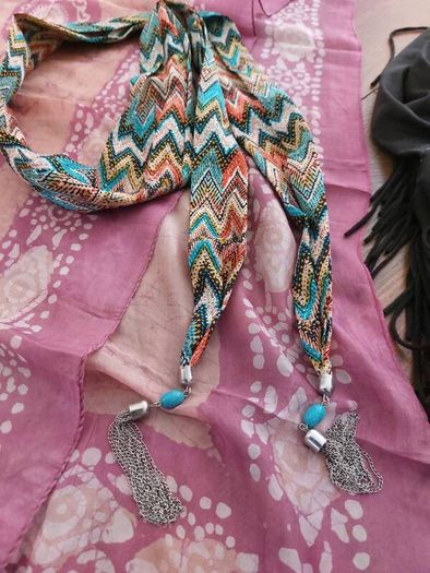 Lot of 8 scarves