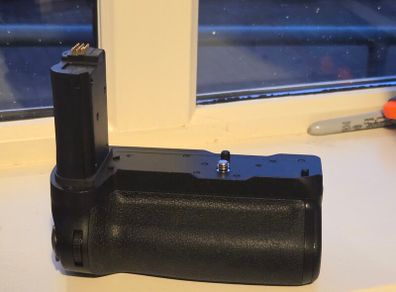 Neewer MB-N12 Vertical Battery Grip for Nikon Z8