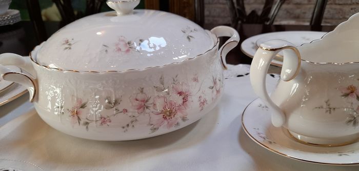 Royal Albert "For all seasons " dinner set
