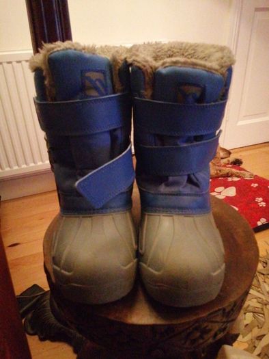 snowboots size 2