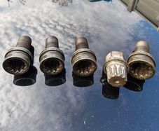 Locking wheel nuts