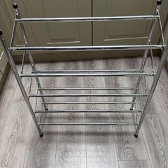 Shelf for shuse