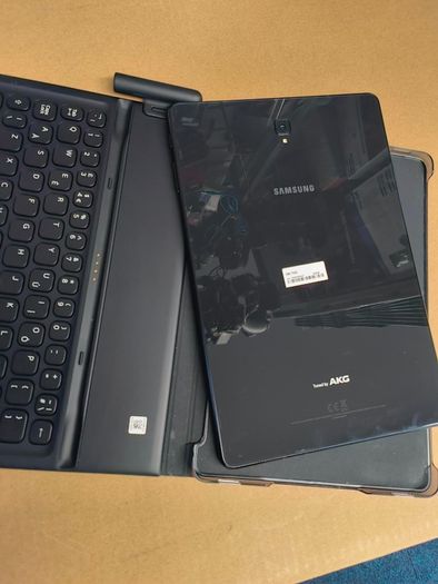 Samsung Galaxy Tab S4 SM-T830 64 GB, Wi-Fi, 10.5 in - Black With Original Samsung Keyboard Case