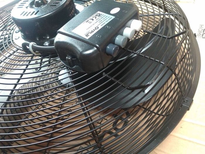 Can post 18"industrial stand fan