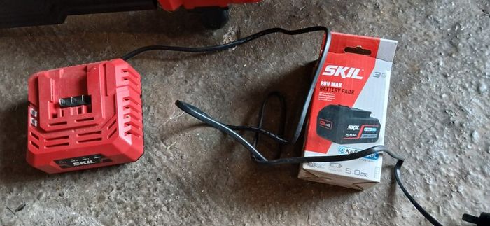 SKIL Hedge trimmer and spare battery