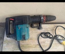 Makita 110V heavy SDS-Max rotary/demolition hammer, with auxiliary handle and yellow site plug