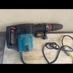 Makita 110V heavy SDS-Max rotary/demolition hammer, with auxiliary handle and yellow site plug