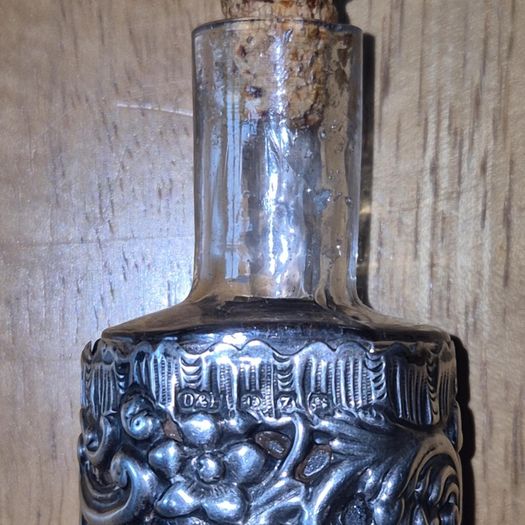 Deakin & Francis, 1899. Sterling Silver Scent bottle. Still with original lid.