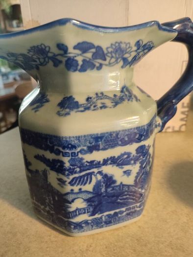 Vintage Blue And White Willow Pattern Jug 2.5 Pints Capacity Salamander Handle