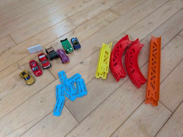 Hot Wheels car tracks and cars