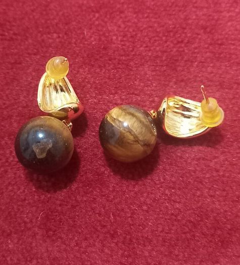 Vintage jewelry is sold individually for 5 to 10 euros