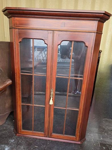 Corner cabinet