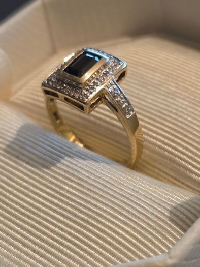 9ct Gold and Sapphire Ring