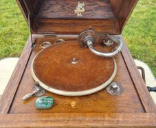 Antique Apollo Type 106Y gramophone