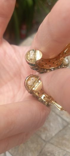 Vintage jewelry is sold individually for 5 to 10 euros