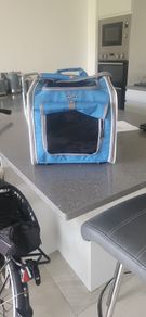 dog carrier, never used. can be attached to bicycle or used ss a back or front carrier. never used. 20 euro.