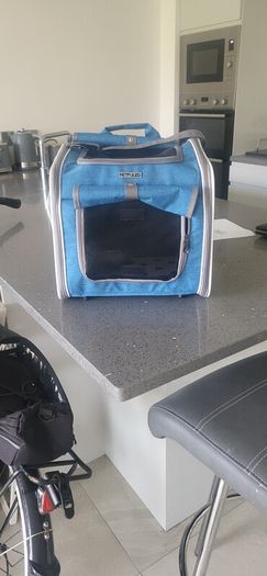 dog carrier, never used. can be attached to bicycle or used ss a back or front carrier. never used. 20 euro.