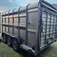 Tri-axel cattle trailer 14 ft
