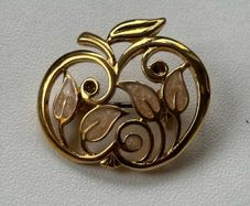 gold-tone vintage apple brooch