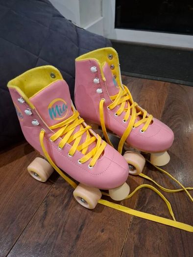 Kids rollerskates and knee/elbow pads