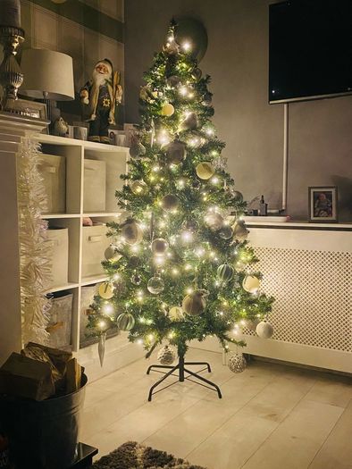 6ft Pre Lit Christmas Tree