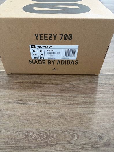 Adidas Yeezy 700