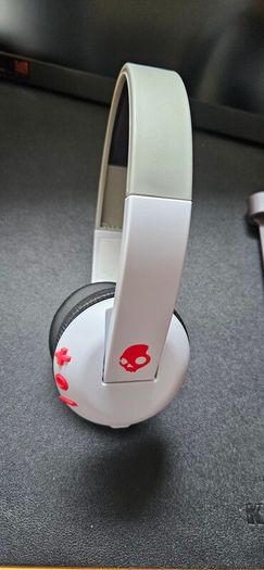 Skull Candy Uproar Bluetooth Wireless headphones White